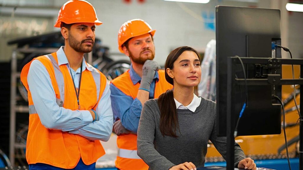 Profesionales-de-seguridad-y-salud-en-el-trabajo-analizando-datos-en-equipo.jpg