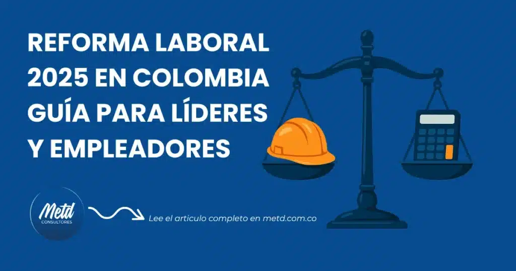 Balanza con casco de obrero y calculadora: representación visual de la Reforma Laboral 2025 en Colombia para empleadores