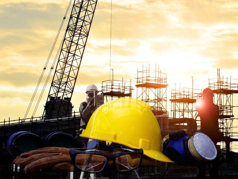 Equipo de seguridad laboral en obra en construcción – Consultoría SG-SST y cumplimiento normativo.